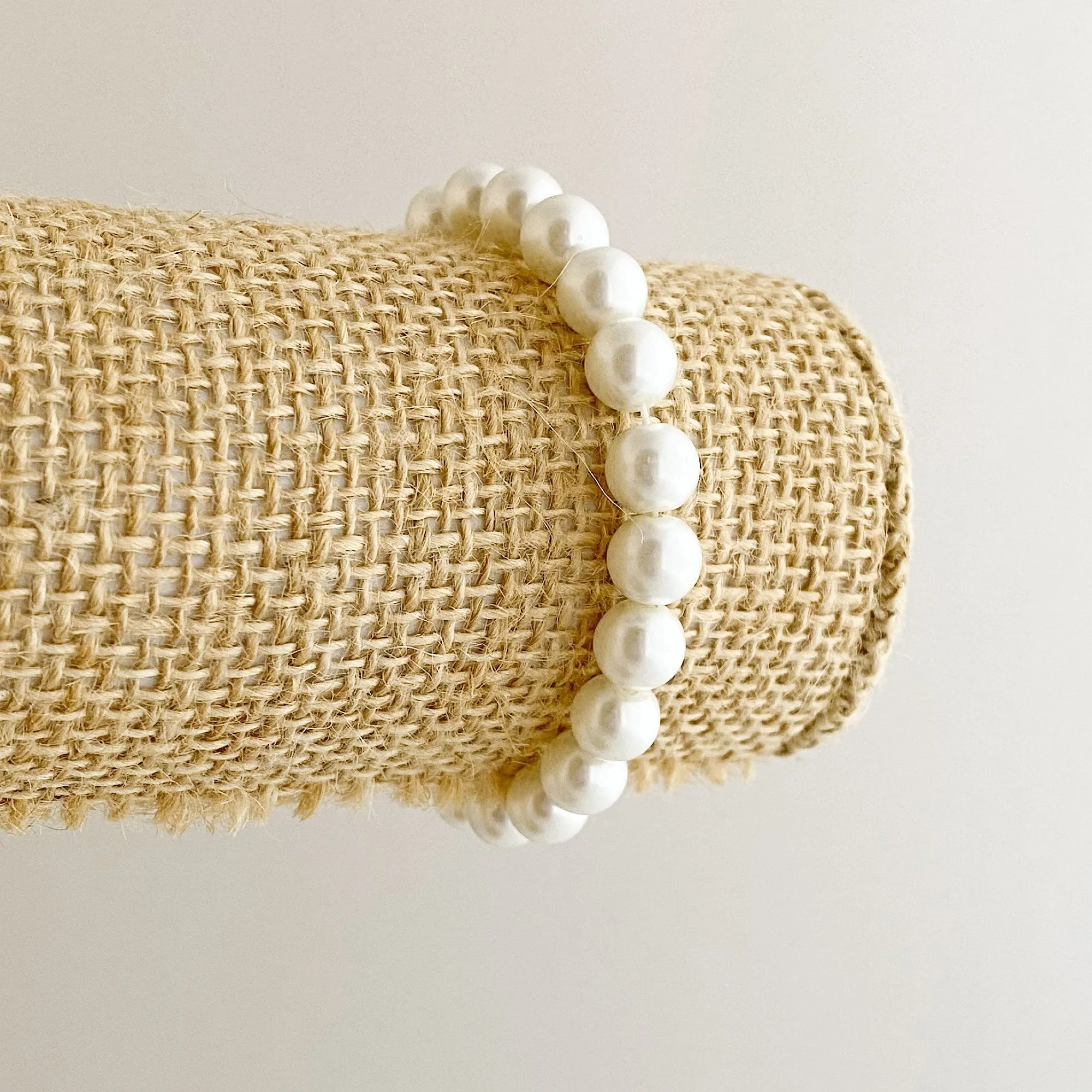 AMELIA white pearl stretch bracelet